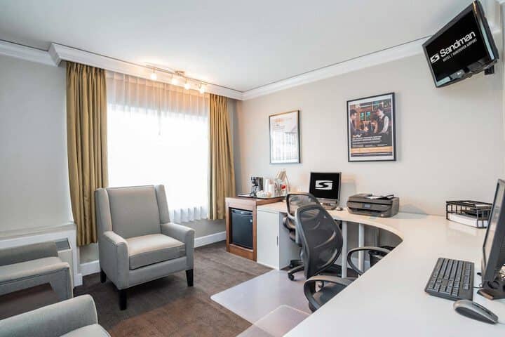 Business Center 183 of 186